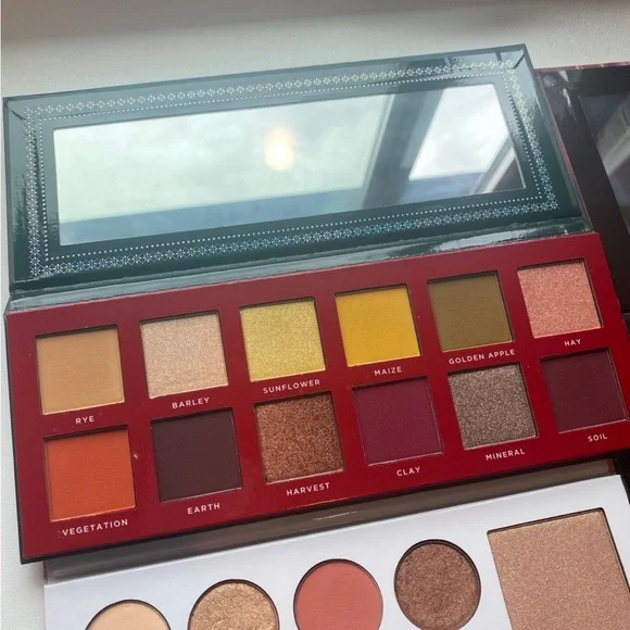 Vibrant Eyeshadow Palette Collection - Picture 7 of 9